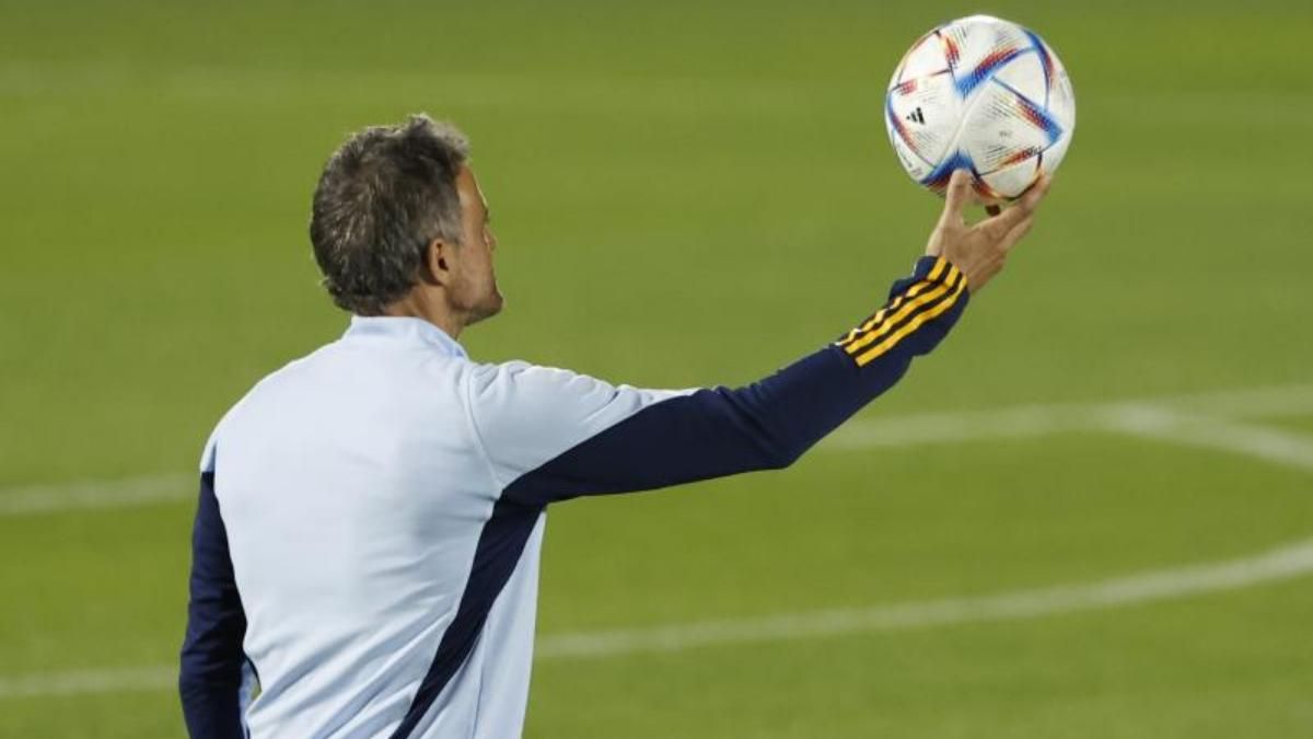 El entrenador de la selección española, Luis Enrique, dirige un entrenamiento del equipo el martes en Doha. España se enfrenta a Costa Rica miércoles en su primer partido del Mundial de Qatar 2022. El entrenador de la selección española, Luis Enrique, dirige un entrenamiento del equipo el martes en Doha. España se enfrenta a Costa Rica miércoles en su primer partido del Mundial de Qatar 2022.