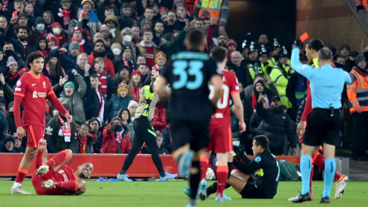 Liverpool - Inter: Alexis fue expulsado ante el Liverpool por estas dos duras entradas