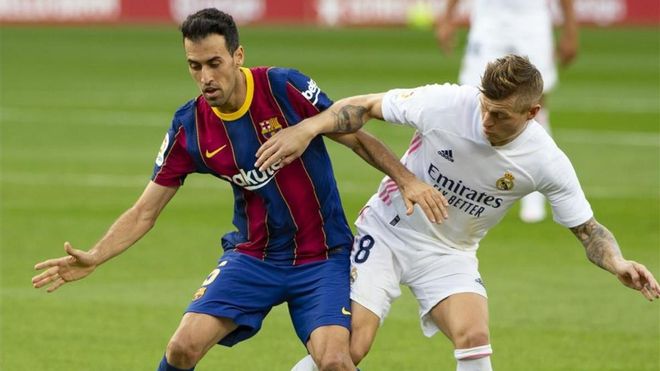 Busquets y Kroos luchan por un balón en el último Clásico disputado. Busquets y Kroos luchan por un balón en el último Clásico disputado.