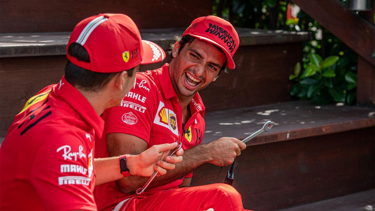 Carlos Sainz , en una divertida imagen con su compañero Leclerc