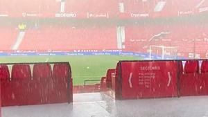 El diluvio cae sobre el estadio del Sevilla