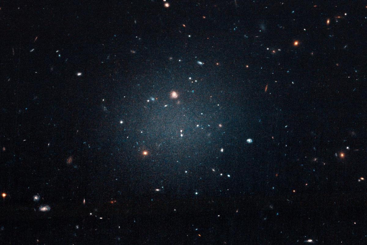 Conjunto de galaxias captadas por el Hubble que son inusuales porque parecen no tener materia oscura.