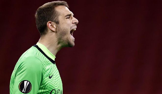Pau López le detuvo un penalti al Ajax durante los cuartos de final de la Europa League Pau López le detuvo un penalti al Ajax durante los cuartos de final de la Europa League