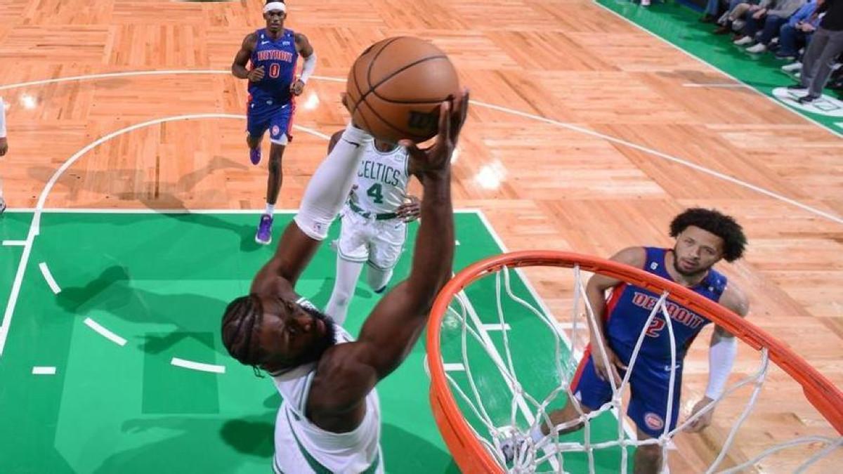 Jaylen Brown, de los Celtics, durante un mate espectacular