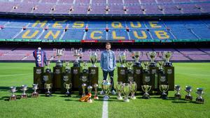 Gerard Piqué posa en el Camp Nou con los 30 títulos conquistados con el Barça