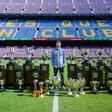 Gerard Piqué posa en el Camp Nou con los 30 títulos conquistados con el Barça