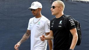 Hamilton, con Bottas, llegando al paddock de Bottas Hamilton, con Bottas, llegando al paddock de Bottas
