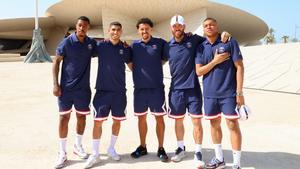 Mbappé posa junto a varios compañeros del PSG en Doha