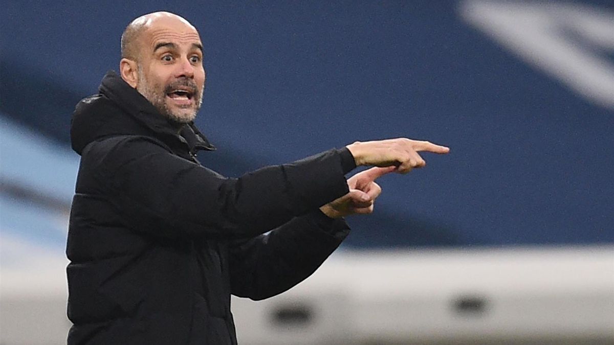 Guardiola dando indicaciones durante un partido Guardiola dando indicaciones durante un partido