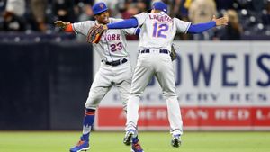 Keon Broxton # 23 y Juan Lagares # 12 de los Mets de Nueva York celebran después de derrotar a los Padres de San Diego por 7-6 en un juego en PETCO Park en San Diego, California. Keon Broxton # 23 y Juan Lagares # 12 de los Mets de Nueva York celebran después de derrotar a los Padres de San Diego por 7-6 en un juego en PETCO Park en San Diego, California.