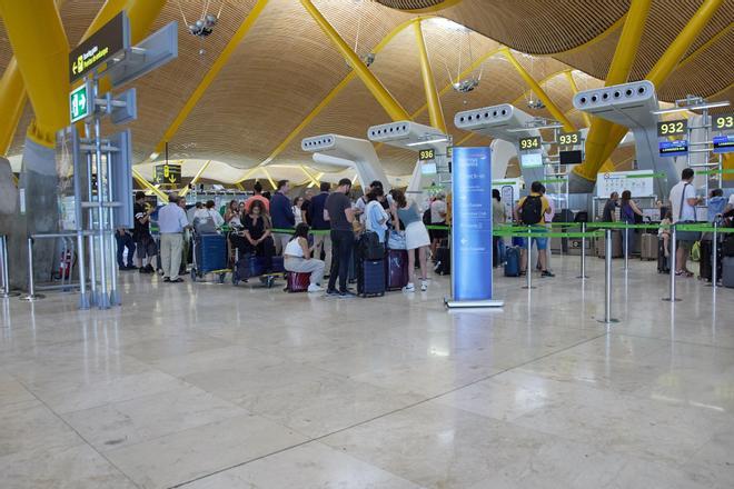 España prorroga limitar viajes no esenciales desde terceros países hasta acabar la Operación Paso del Estrecho