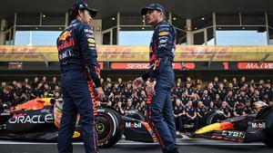 Checo y Verstappen, esta mañana durante la sesión fotográfica de fin de curso que Red Bull ha organizado en Abu Dhabi