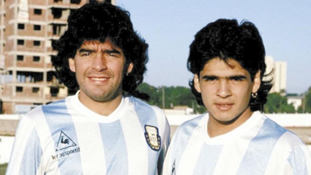 Diego y Hugo Maradona con la camiseta de Argentina