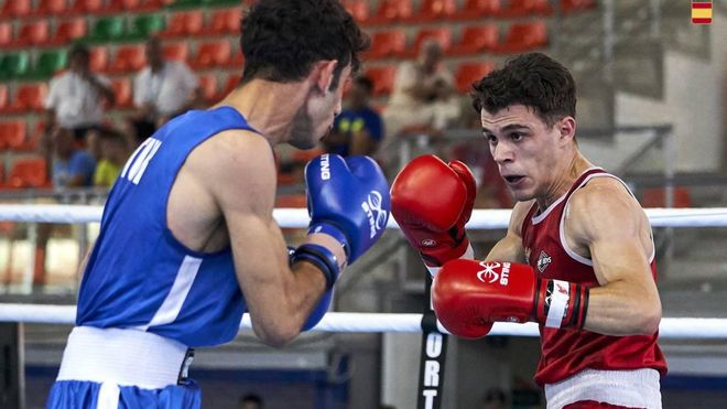 Gabriel Escobar enfrentándose a su rival Gabriel Escobar enfrentándose a su rival