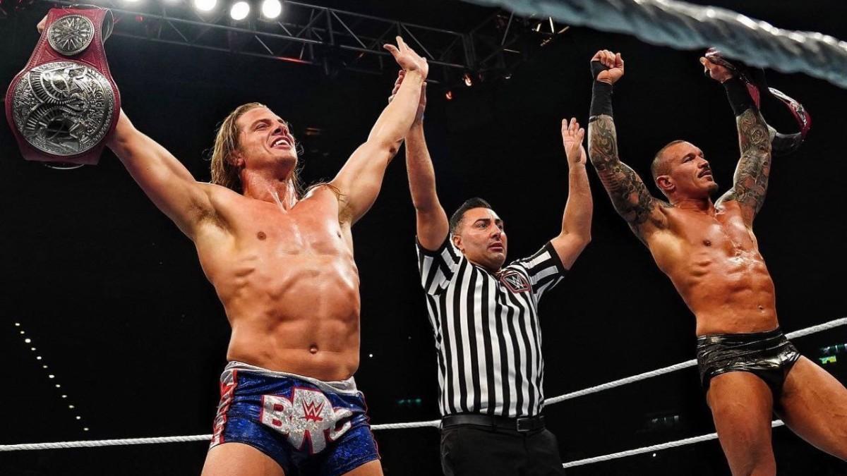 Riddle y Randy Orton, con el título de campeones