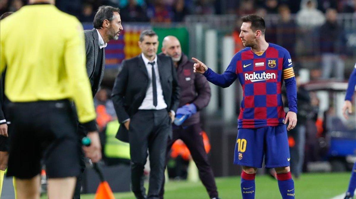 Messi señala con el dedo índice a Moreno
