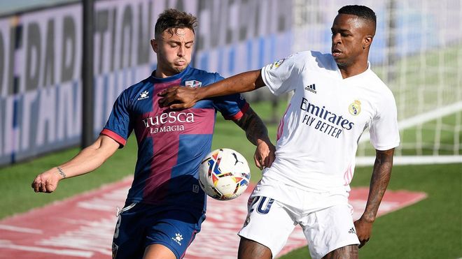 Pablo Maffeo con Vinicius Junior en el Real Madrid - Huesca de La Liga 2020/21 Pablo Maffeo con Vinicius Junior en el Real Madrid - Huesca de La Liga 2020/21
