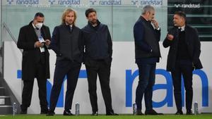 El presidente de la Juventus Andrea Agnelli con diversos miembros de la junta directiva del club.