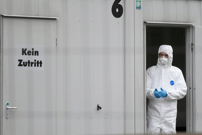 Un sanitario con ropa protectora se encuentra en una estación de pruebas de coronavirus en el hospital Klinikum Nord en Dortmund, Alemania occidental, en medio de la nueva pandemia de coronavirus COVID-19. Un sanitario con ropa protectora se encuentra en una estación de pruebas de coronavirus en el hospital Klinikum Nord en Dortmund, Alemania occidental, en medio de la nueva pandemia de coronavirus COVID-19.