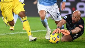 Pepe Reina detiene un balón en un partido con la Lazio. Pepe Reina detiene un balón en un partido con la Lazio.
