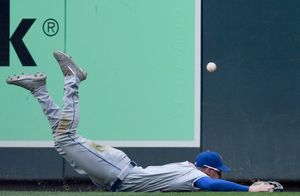 Jeff McNeil # 6 de los Mets de Nueva York no puede llegar al doble por Max Kepler # 26 de los Mellizos de Minnesota en el jardín derecho durante la segunda entrada del juego interliga. Jeff McNeil # 6 de los Mets de Nueva York no puede llegar al doble por Max Kepler # 26 de los Mellizos de Minnesota en el jardín derecho durante la segunda entrada del juego interliga.
