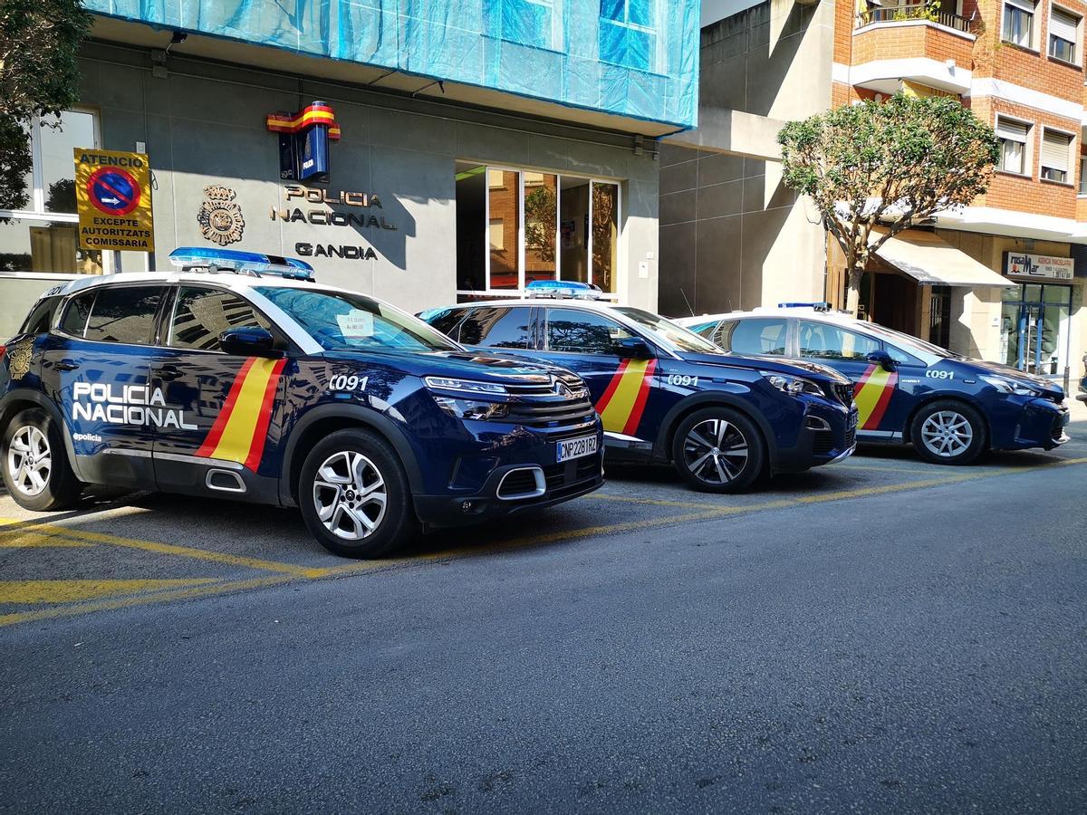 Varios vehículos de Policía Nacional