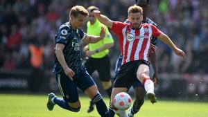 Odegaard disputa un balón durante el Southampton-Arsenal