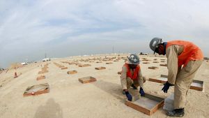 Dos de los 79 trabajadores que participan en la construcción del estadio Al Wakrah Dos de los 79 trabajadores que participan en la construcción del estadio Al Wakrah