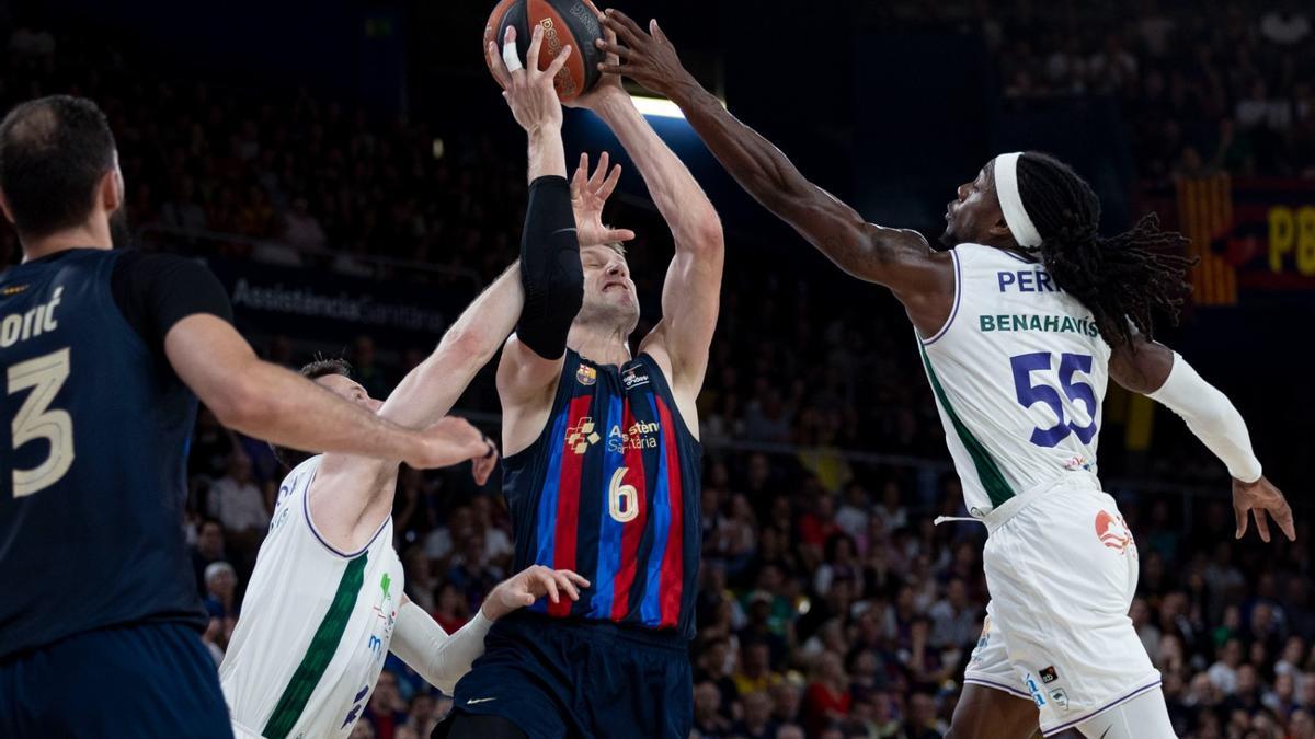 Unicaja asalta el Palau e iguala la semifinal ante el Barça