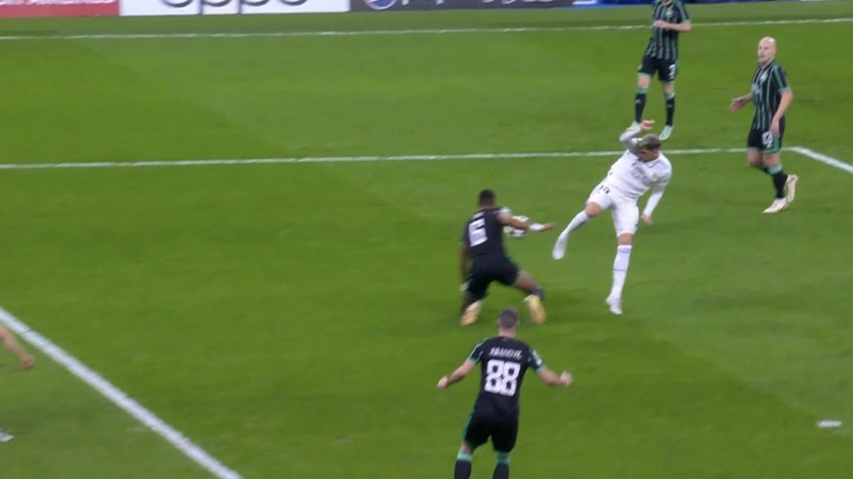 Two absurd and sensational penalties from Celtic allow Real Madrid to almost condemn the game