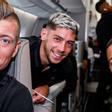 Kroos, Valverde y Hazard, sonrientes durante el vuelo