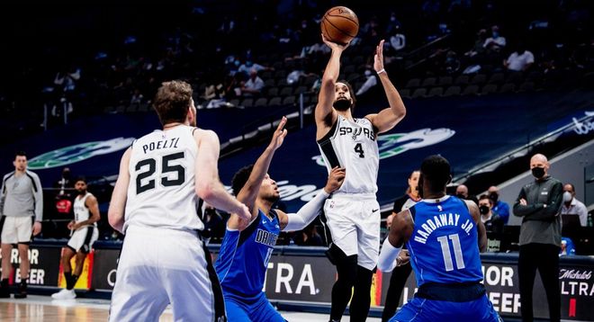 Patty Mills lanza a canasta ante la oposición de dos jugadores de Dallas. Patty Mills lanza a canasta ante la oposición de dos jugadores de Dallas.