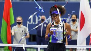 Una Osaka sonriente con el trofeo de ganadora del US Open Una Osaka sonriente con el trofeo de ganadora del US Open