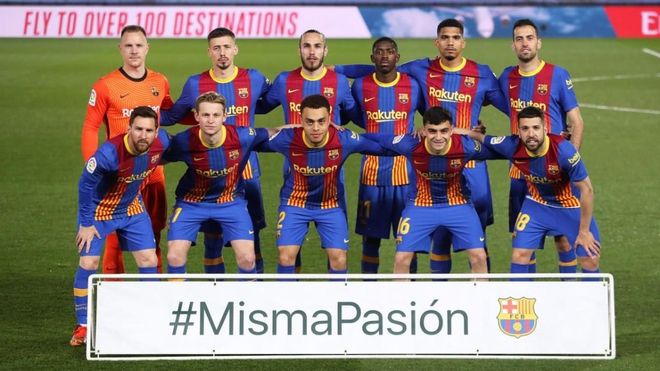 El Barça posa con el cartel de la campaña #MismaPasión El Barça posa con el cartel de la campaña #MismaPasión