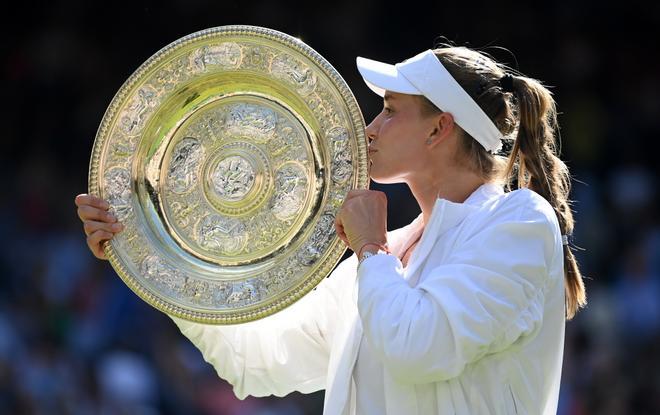 Rybakina reina en Wimbledon y destroza el sueño de Jabeur