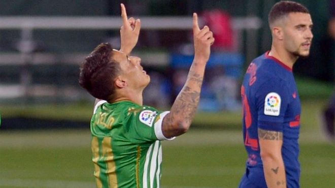 Tello señala al cielo dedicando el gol a su padre fallecido Tello señala al cielo dedicando el gol a su padre fallecido