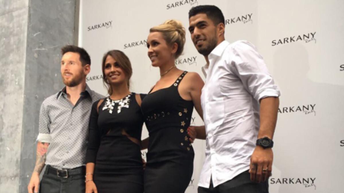Messi, Antonella, Sofía y Suárez, este miércoles en la inauguración de la Boutique Sarkany