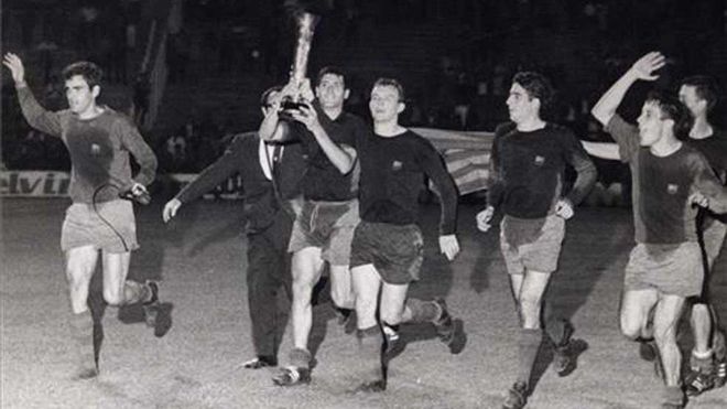 La alegría de los jugadores del Barça después de ganar la Copa de Ferias de la temporada 1965-66 a inicios del curso 1966-67. Foncho, Eladio, Zaldúa, Montesinos, un eufórico Pujol, autor de un histórico hat-trick... Inolvidable La alegría de los jugadores del Barça después de ganar la Copa de Ferias de la temporada 1965-66 a inicios del curso 1966-67. Foncho, Eladio, Zaldúa, Montesinos, un eufórico Pujol, autor de un histórico hat-trick... Inolvidable