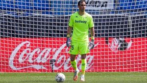 El portero, Claudio Bravo, con el balón en un encuentro con el Real Betis Balompié El portero, Claudio Bravo, con el balón en un encuentro con el Real Betis Balompié