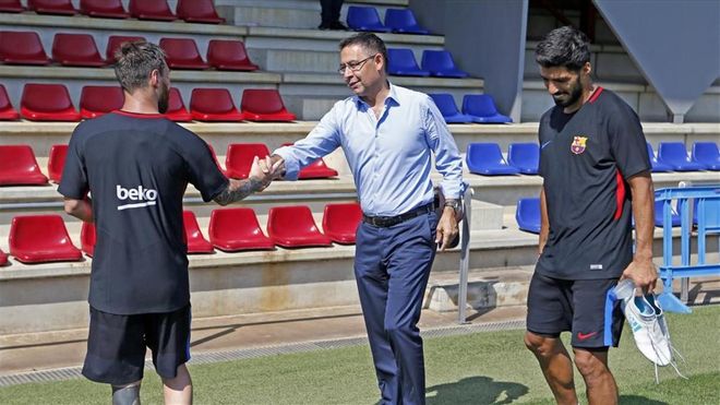 Bartomeu saluda a Leo Messi en la Ciutat Esportiva Bartomeu saluda a Leo Messi en la Ciutat Esportiva