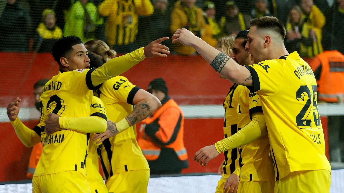Los jugadores del Dortmund celebran el 0-2 contra el Leverkusen