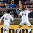 Chicharito y Puig celebran la victoria del LA Galaxy