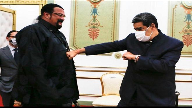 Steven Seagal visita Venezuela y le regala una espada de Samurái a Maduro Steven Seagal visita Venezuela y le regala una espada de Samurái a Maduro