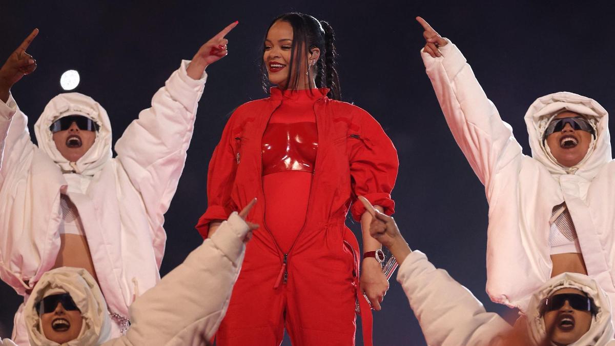 Rihanna mostró su embarazo en el descanso de la Superbowl