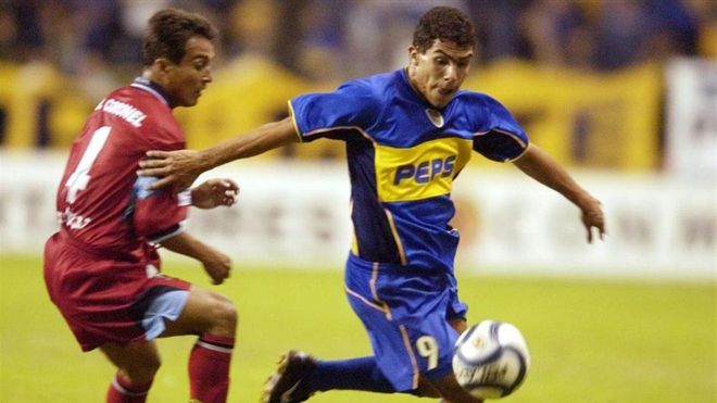 Dannes Coronel, en un duelo con Tevez, de Boca Dannes Coronel, en un duelo con Tevez, de Boca