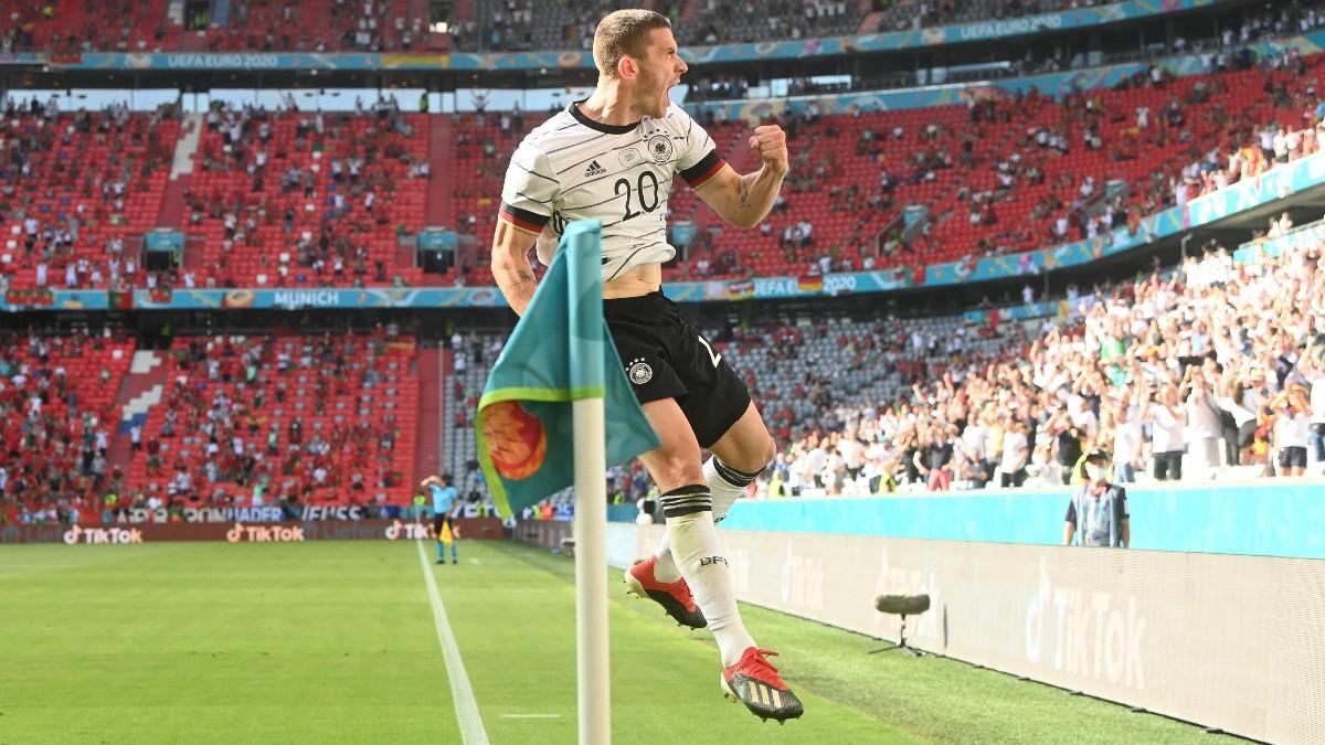 Gosens celebra el cuarto tanto de la selección alemana