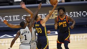 Curry, intentando anotar entre los defensas de los Spurs Curry, intentando anotar entre los defensas de los Spurs
