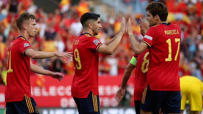 España celebra el gol de Soler