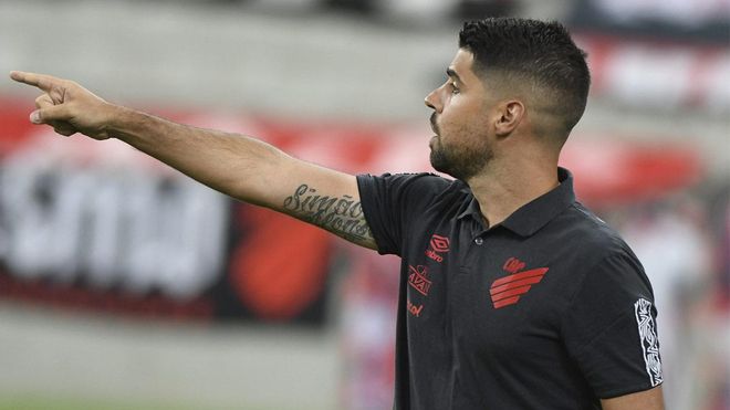 Antonio Oliveira debutará como primer entrenador en el Furacao Antonio Oliveira debutará como primer entrenador en el Furacao