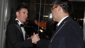 Leo Messi y Josep Maria Bartomeu en la gala del Balón de Oro 2016